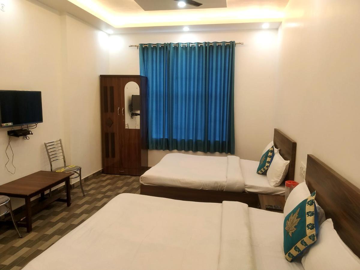 Nv Palace Hotel Vrindavan Bagian luar foto