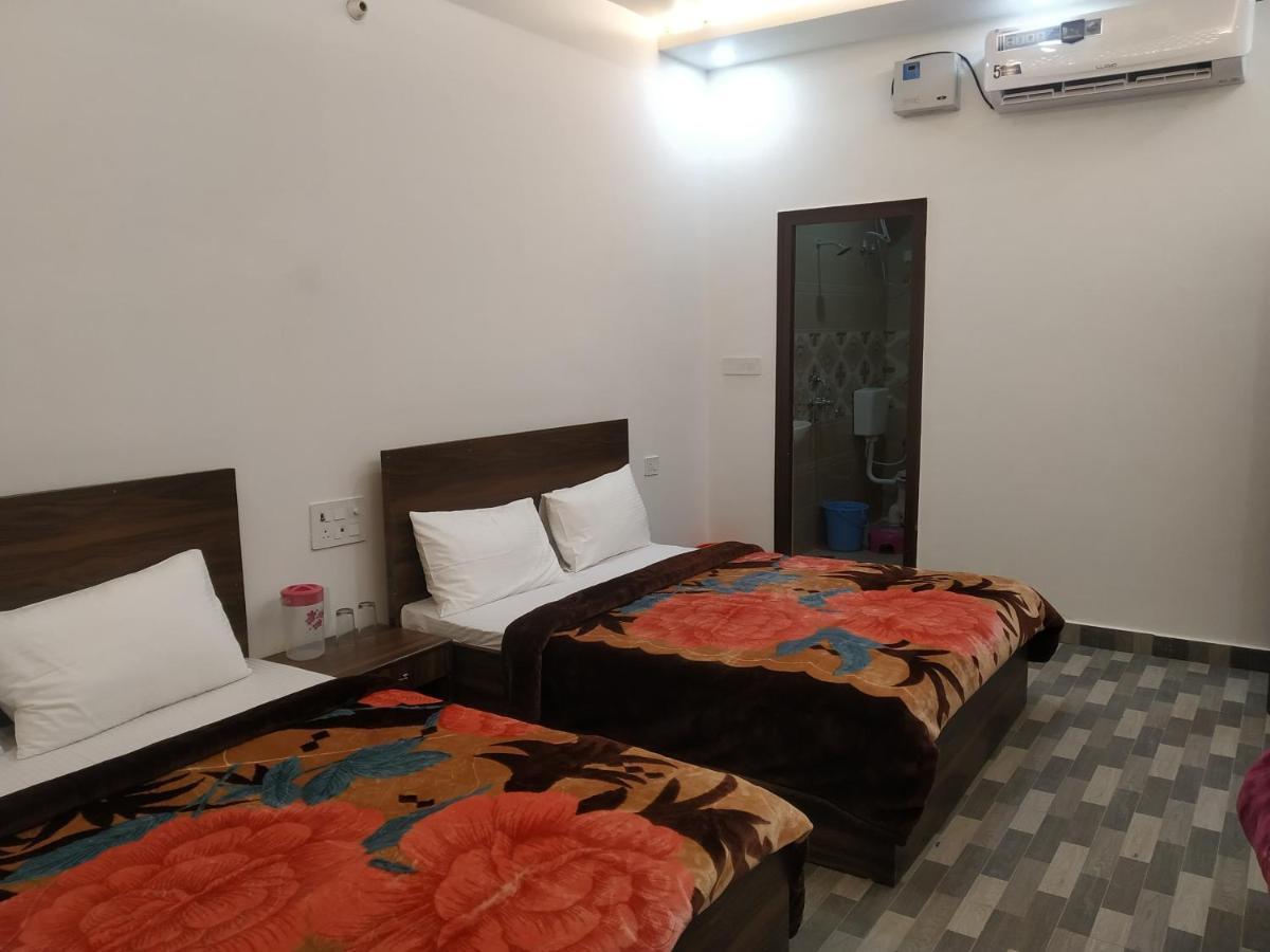 Nv Palace Hotel Vrindavan Bagian luar foto