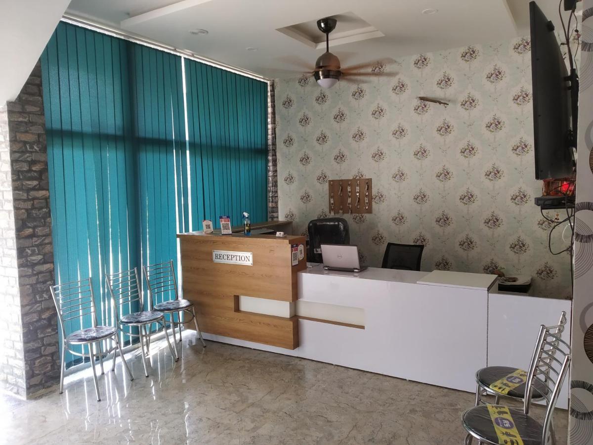 Nv Palace Hotel Vrindavan Bagian luar foto