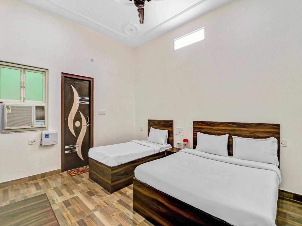 Nv Palace Hotel Vrindavan Bagian luar foto