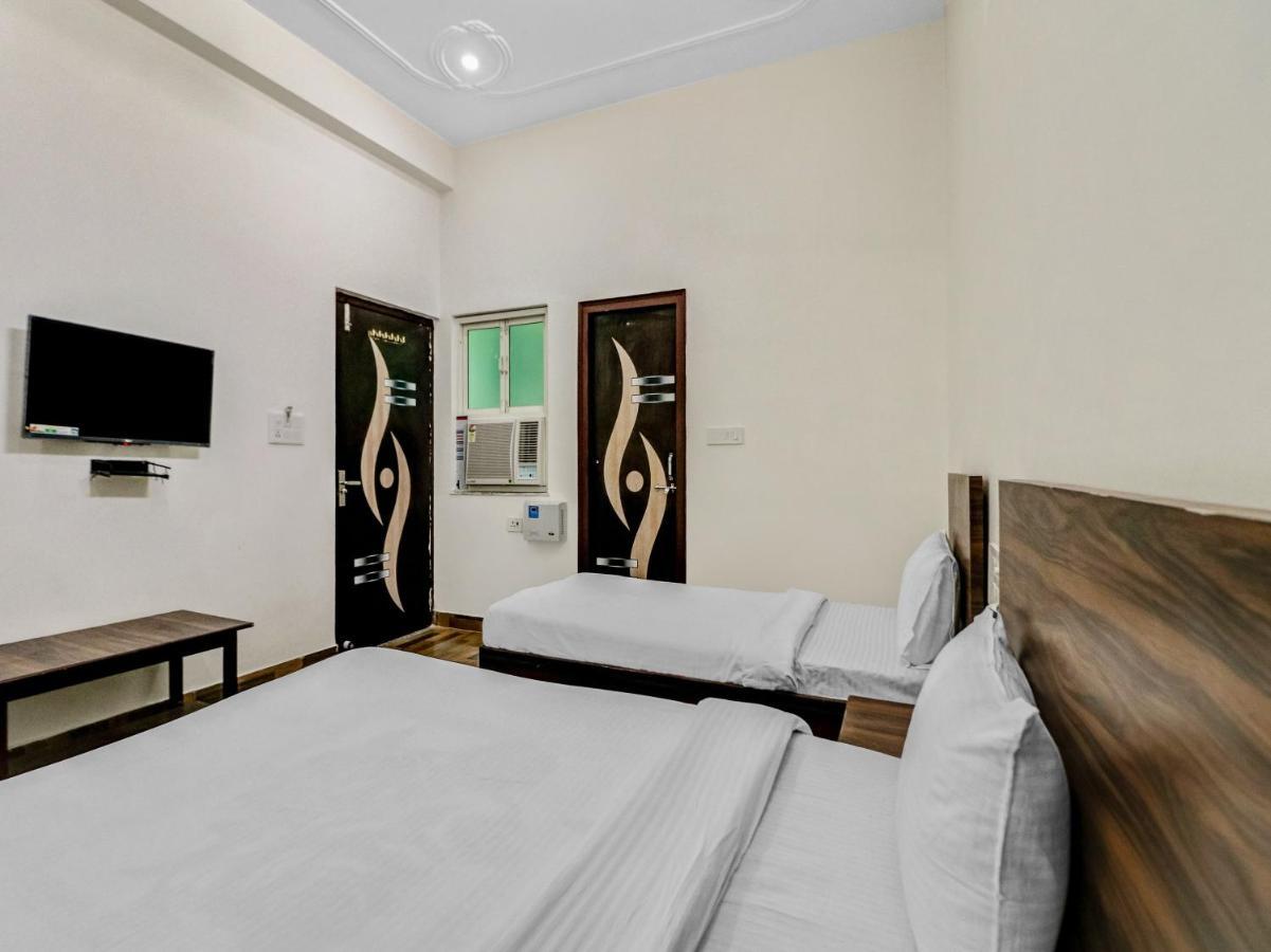 Nv Palace Hotel Vrindavan Bagian luar foto