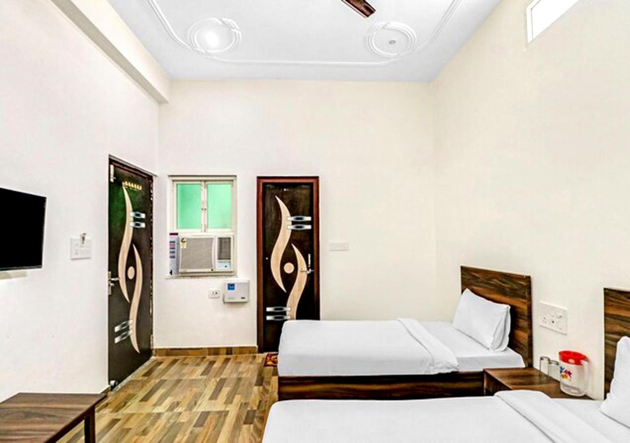 Nv Palace Hotel Vrindavan Bagian luar foto